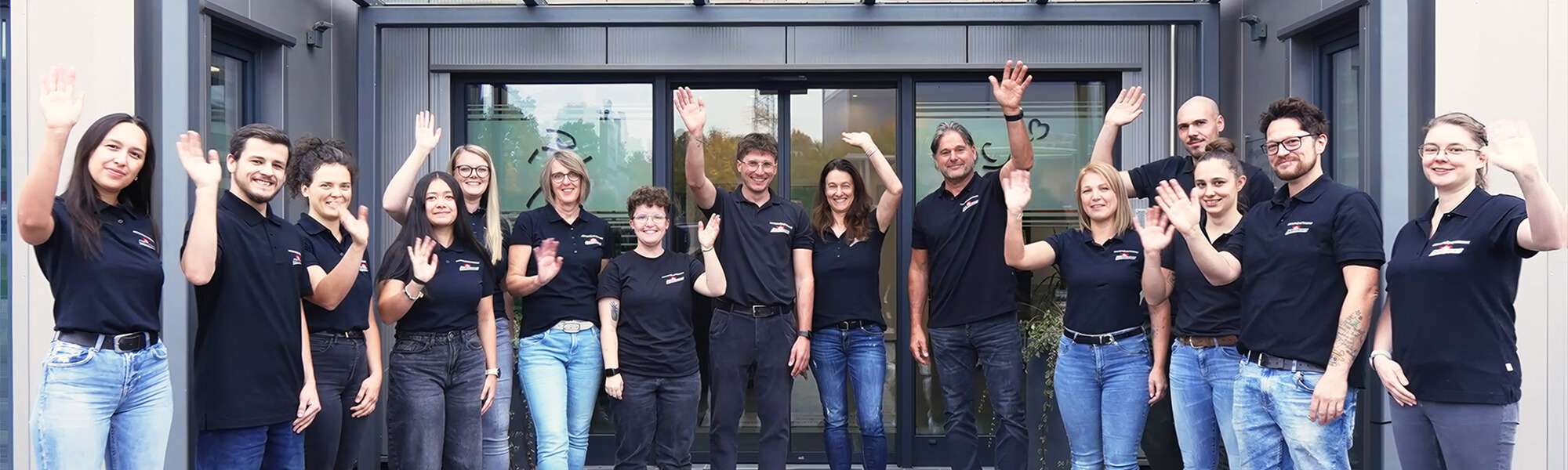 Teambild vor der Firmengebäude